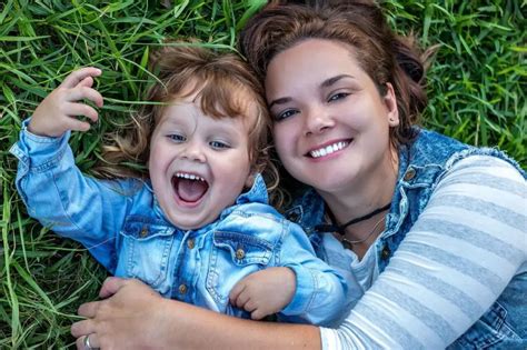 Creative Mom And Daughter Photoshoot Ideas With Tips