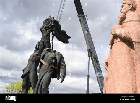 Los Trabajadores Desmantelan El Monumento De La Unión Soviética Que