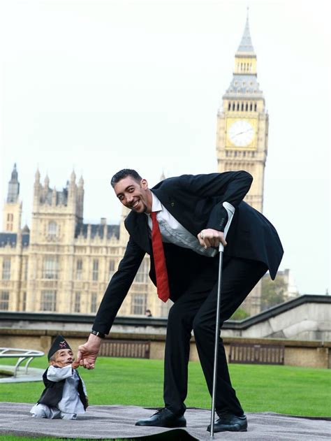 Tallest man alive meets the shortest man : r/interestingasfuck