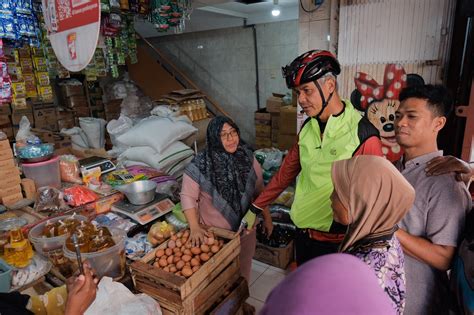 Gowes Keliling Pasar Di Semarang Ganjar Pranowo Cek Harga Minyak