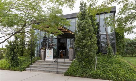 Transparent Clinch Gallery, a snapshot of Springsteen's career