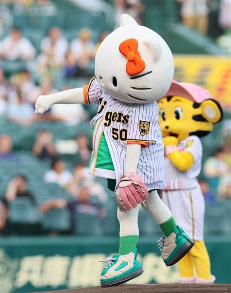 甲子園にハローキティ登場！かわいさ満点の始球式にファン拍手 背番号50 阪神タイガース デイリースポーツ Online