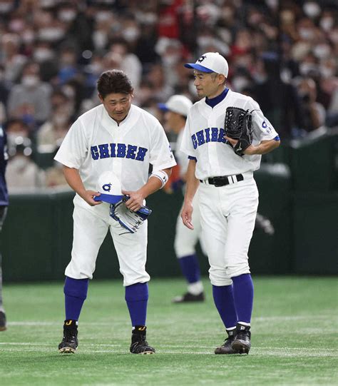 ＜イチロー選抜・高校野球女子選抜＞3回、走塁ミスした松坂氏（左）と話すイチロー氏 （撮影・白鳥 佳樹） ― スポニチ Sponichi