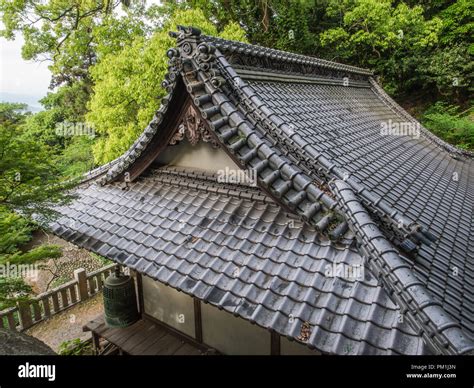 Japanese temple roof hi-res stock photography and images - Alamy