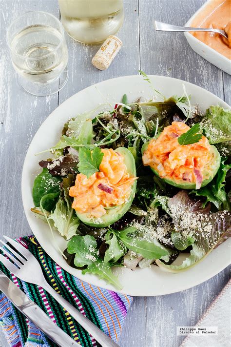 Cómo hacer aguacates rellenos de langostinos picantes