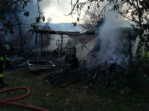 Fumo E Fiamme Nella Notte Incendio Distrugge Un Deposito