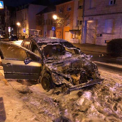 Auto F Ngt W Hrend Der Fahrt Feuer Luxemburger Wort