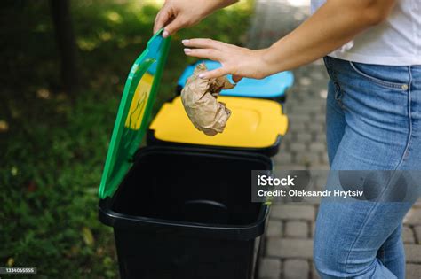 Closeup Potret Tangan Wanita Melemparkan Kantong Kertas Kusut Di Tempat Sampah Daur Ulang Tempat