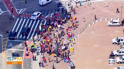 Vídeo Movimentos sociais protestam por moradia em frente a Prefeitura