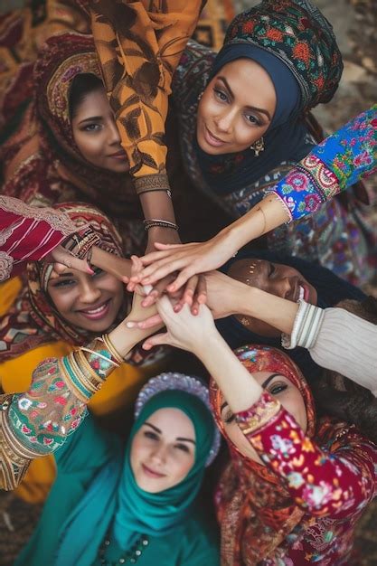 Uma Foto De Mulheres Em Trajes Tradicionais De Diferentes Culturas