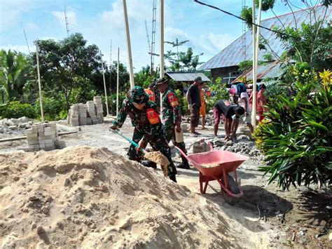 Anggota Koramil Daruba Morotai Bantu Warga Bangun Rumah