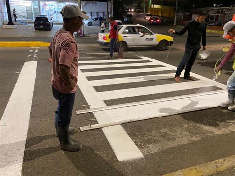 Pintan Cruces Peatonales En La Costera De Acapulco