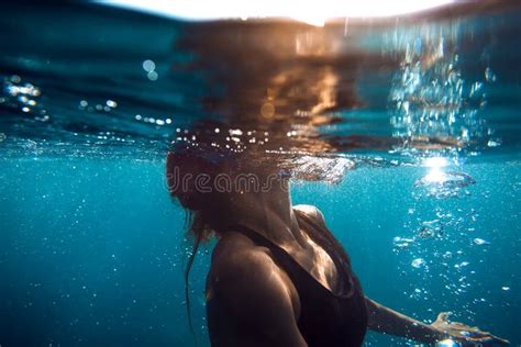 Unterwasserfrau Im Blauen Bikini Mit Dem Surfbrett Das Im Ozean Sich Entspannt Stockbild Bild