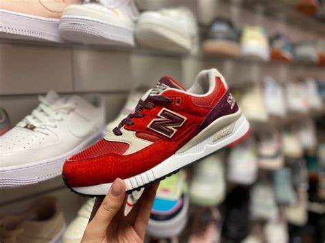 Кроссовки женские New Balance 530 красные купить в СПб