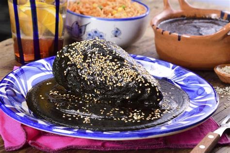 Mole Negro Oaxaqueño con Arroz Rojo