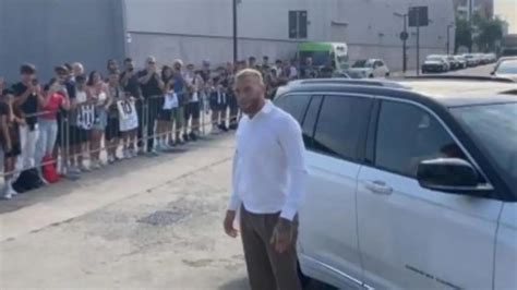 Di Gregorio Juve Il Portiere Al J Medical Per Le Visite Mediche Video