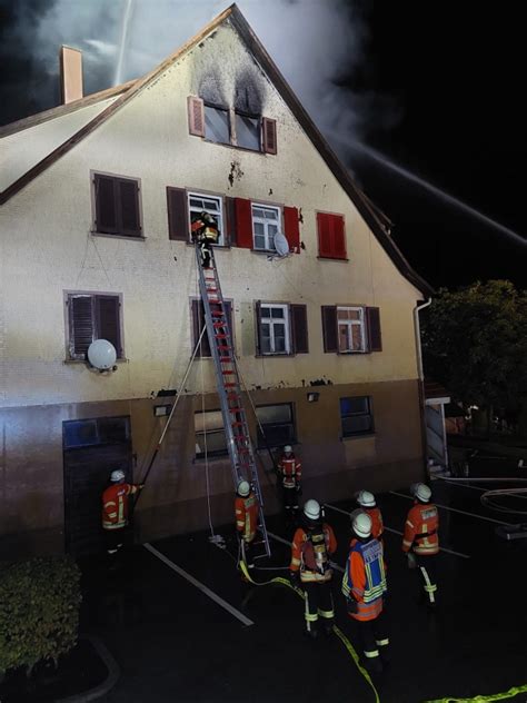 Feuerwehr Rettet Sieben Menschen Aus Brennendem Wohnhaus 150 000 Euro