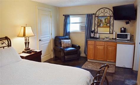 Guest Rooms & Suites | Silverton Inn & Suites | Silverton Oregon