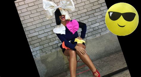 Sia Exhibe Su Esbelta Figura En Diminuto Bikini FOTOS