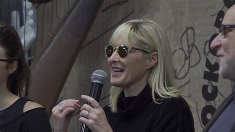 Джоанна Стингрей в Московском Доме Книги - YouTube