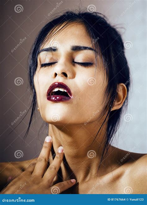 Giovane Donna Latina Di Bellezza Nella Depressione Sguardo Di Mancanza Di Speranza Fashi