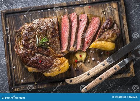 Ribeye Grelhado Do Bife Na Placa De Corte De Madeira Imagem Imagem