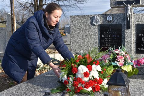 Kwiaty I Znicze Na Grobie Ofiary Szczeci Skiego Grudnia Kie Czyna