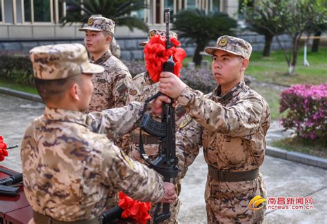 武警江西总队南昌支队：新兵授枪（图）凤凰网江西凤凰网