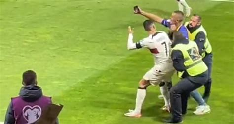 Wielki Strach Przed Cristiano Ronaldo M Czyzn Rzucaj Cym Si Na