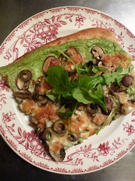 Un Peu Gay Dans Les Coings Pizza Verte La Roquette Aux Chicons Et Aux Champignons