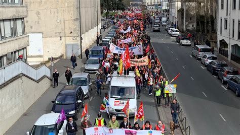 Plus De Manifestants Tours Contre La Casse Du Service Public