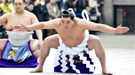 Taro Akebono Hawaiian Born Japanese Sumo Legend Dies Bbc News