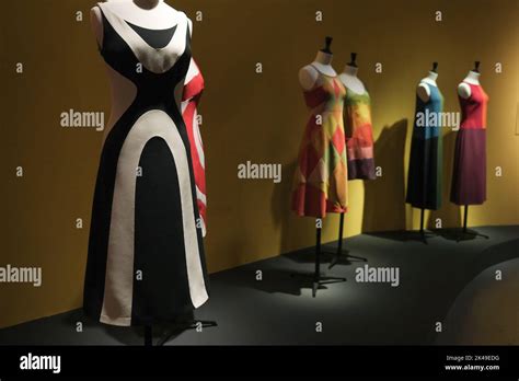 Los vestidos se exhiben durante la exposición Sybilla El hilo