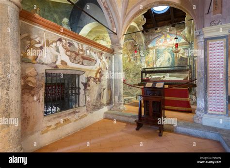 El cadáver y la tumba del beato Alberto en el interior de la iglesia de