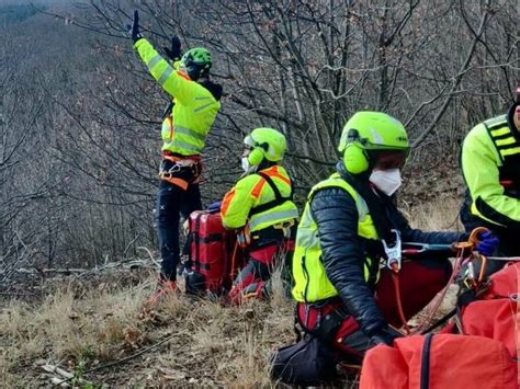 Cade Lungo Il Sentiero Escursionista Salvata Dal Soccorso Alpino Il