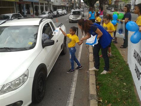 Crianças da LBV participam de blitz educativa e plantio de árvore na