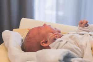 Bebe Chora Muito Antes De Dormir - Bebê Chorando: choro alto, muito forte, antes de dormir ou dormindo