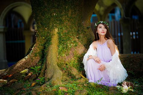 Wanita Asia Brunette Gadis Model Gaun Merah Muda Wanita Karangan