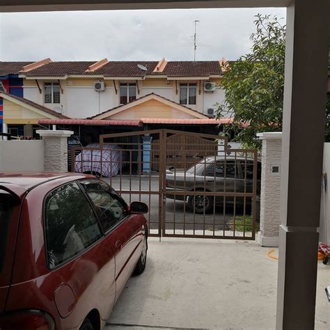 Kereta Parking Depan Rumah Tania Has Barker