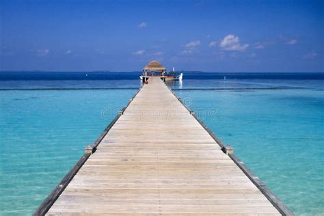 Maldives Island Resort Wood Pier and Turquoise Pacific Ocean Water ...