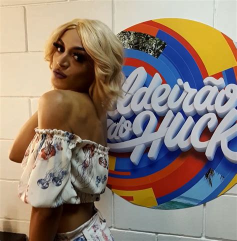 Pabllo Vittar canta pela primeira vez no Caldeirão e mostra