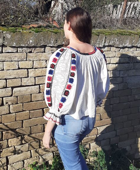 Blusa étnica antigua bordada con mangas abullonadas de Etsy