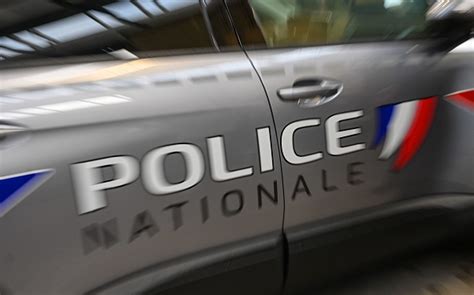 Lyon Sans Permis Il Grille Un Feu Rouge Et Percute Une Voiture De