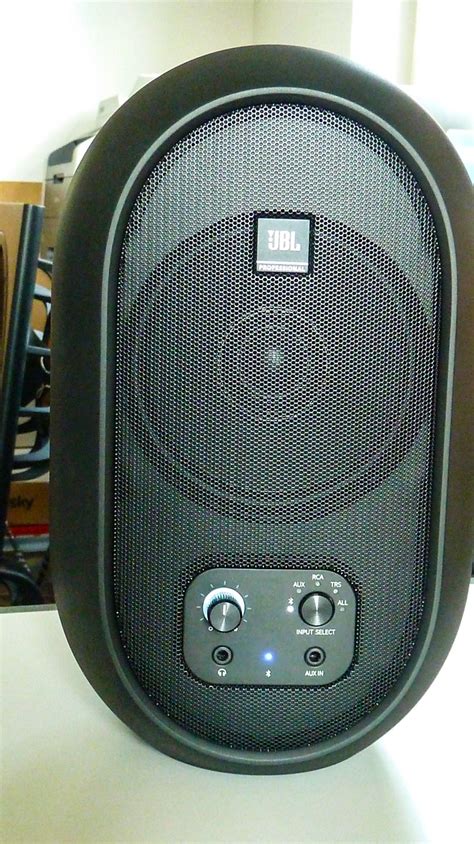 JBL 104-BT: origineller und klangstarker PC-Monitor für 200 Euro