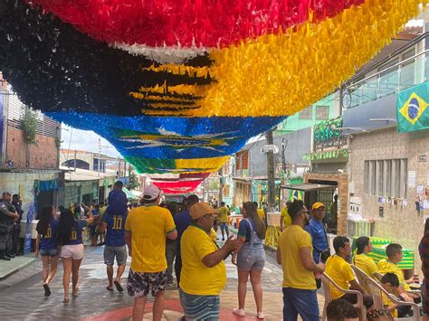 Ruas da Copa 2022 Capitão América de Manaus e torcedores se reúnem