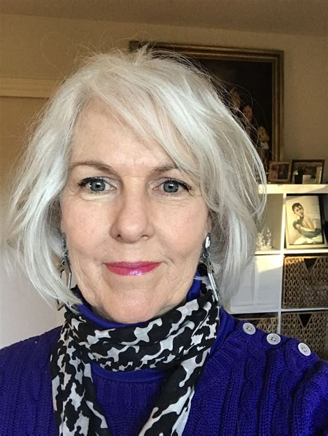 More celebrity icons will adopt short haircut styles for grey hair 15