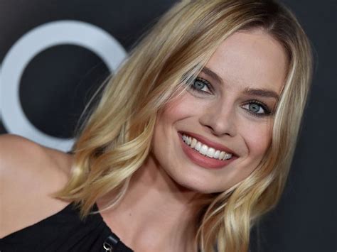 Illeggibile Borgogna Attuatore Margot Robbie Senza Trucco Splendore