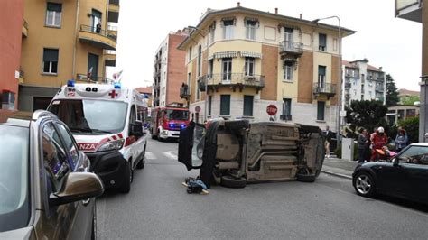 Biella Auto Si Ribalta Dopo Lo Scontro Allincrocio Ferite Due Donne