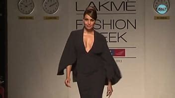 Bipasha Deep Cleavage On Ramp Walk XVIDEOS