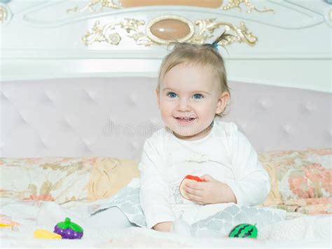 Petite Fille Caucasienne D Enfant Sur Le Joyeux Anniversaire Avec Le